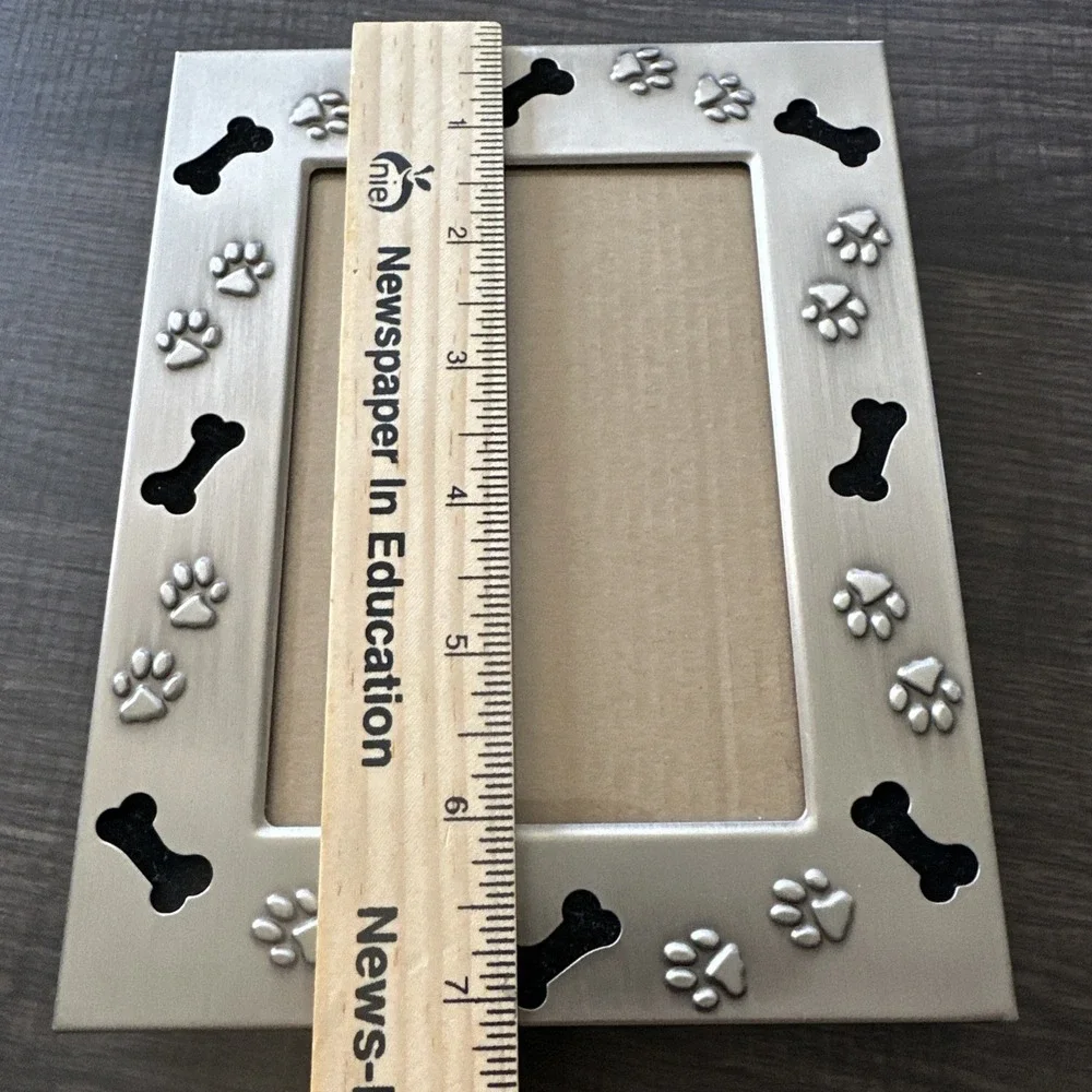 Green-Tree Gallery Stamped Metal Eisel Photo Frame Dog Paws & Bones for 3X5